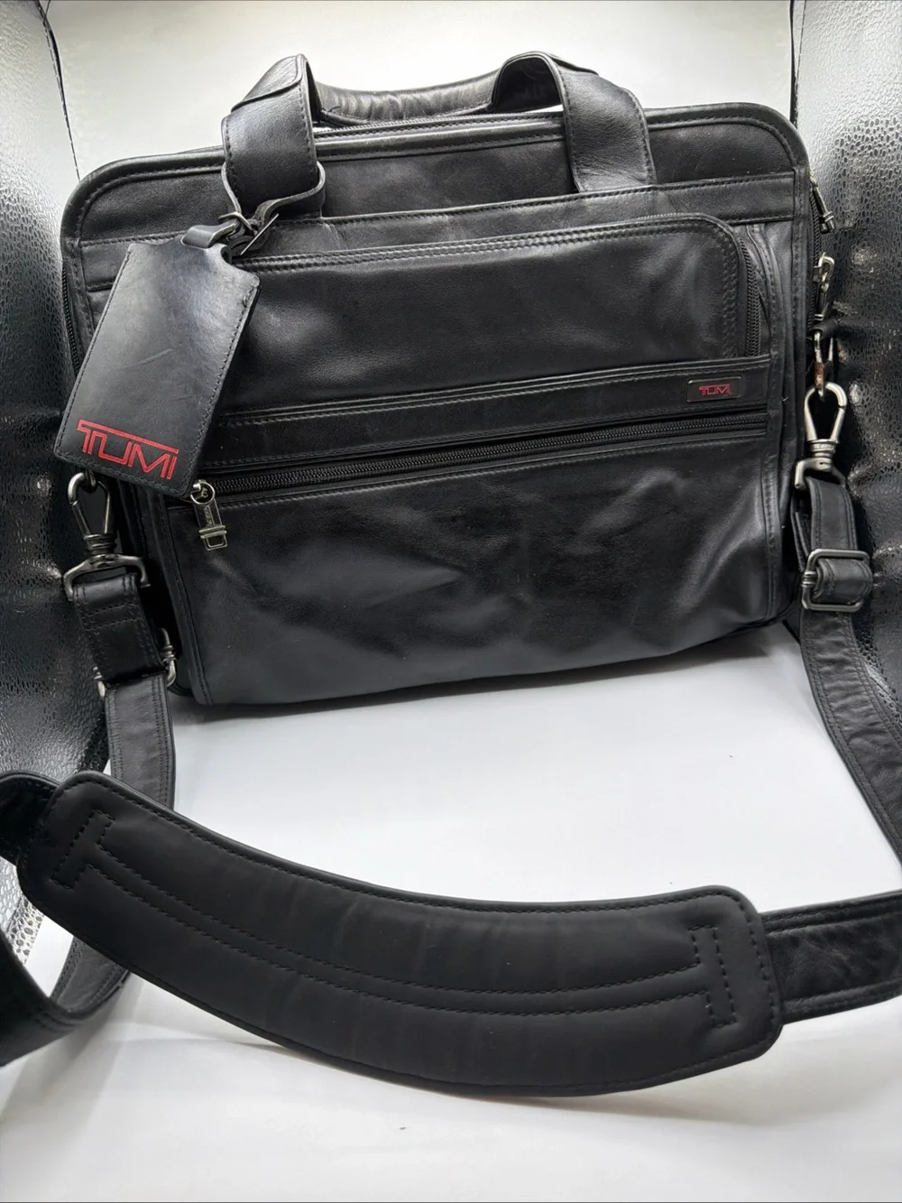 TUMI Black Leather Messanger Computer Laptop Brief Expandable Bag 96021D4